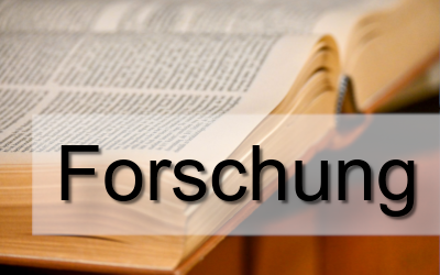 Aufgeschlagenes Buch mit Lesebrille darauf liegend. Darüber platziert der Schriftzug Forschung. 