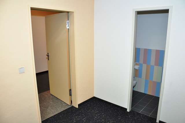 Blick vom Wohnungsflur zur Toilette