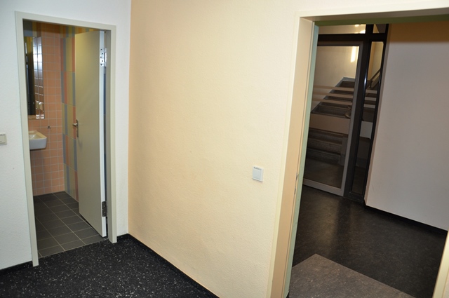 Blick vom Wohnungsflur zum Waschbereich