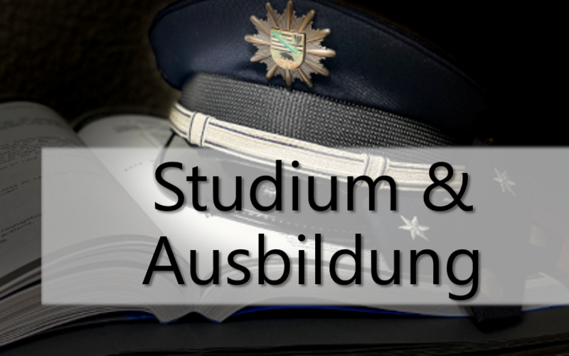 Aufgeschlagenen Buch mit Polizeikappe und Schulterstücken. Darüber der Schriftzug Studium und Ausbildung.