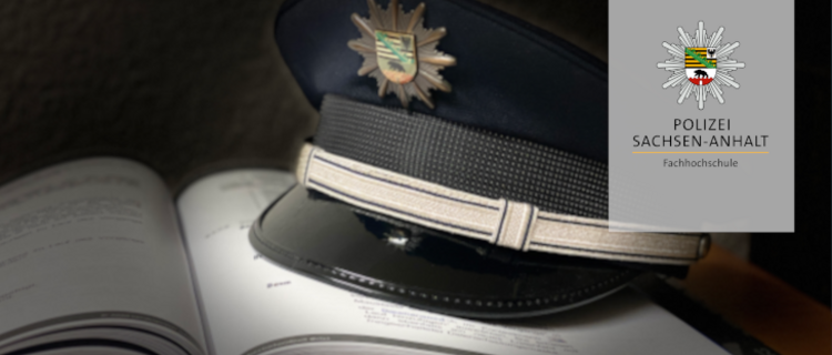 Buch und Polizeimütze