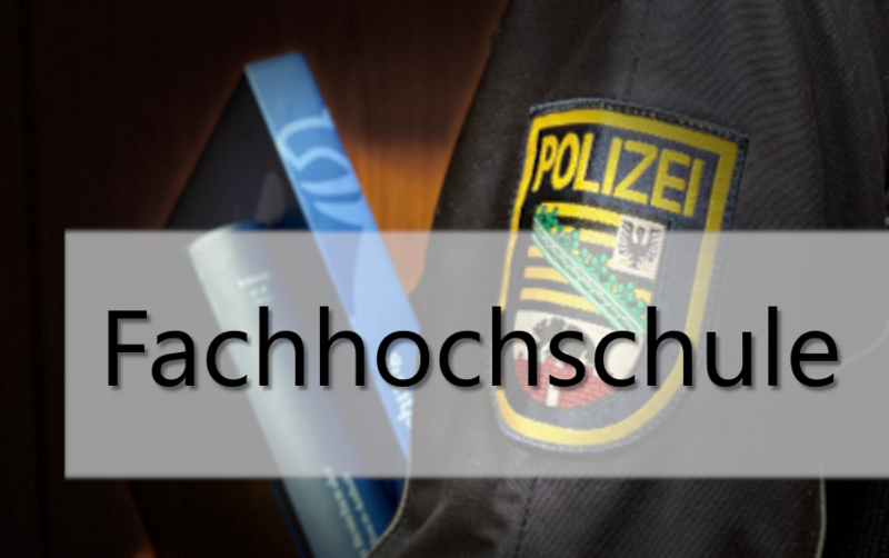 Oberarm eines Polizeibeamten mit Landeswappen, welcher zwei Bücker hält. Darüber der Schriftzug Fachhochschule.